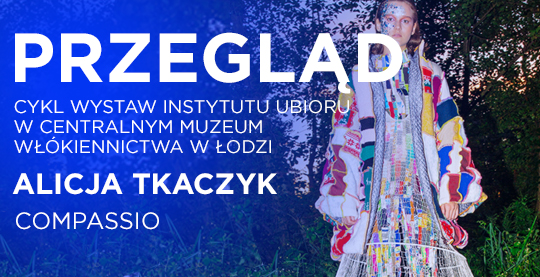 Na granatowym tle modelka w intensywnie wielobarwnym ubiorze. Białą czcionką wielki napis PRZEGLĄD, a poniżej: CYKL WYSTAW INSTYTUTU UBIORU W CENTRALNYM  MUZEUM  WLOKIENNICTWA W ŁODZI. ALICJA TKACZYK. COMPASSIO.