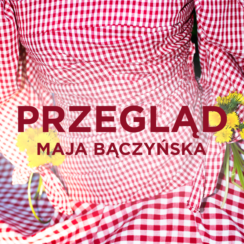 Pole pionowego prostokąta wypełnia różnych rozmiarów krata w kolorze bieli i czerwieni. To część garderoby modelki, ujętej w kadrze jedynie od pach do bioder. Nie widać fragmentów ciała, a jego kształt rozpoznajemy z zacienionych wgłębień, czy intensywności powstałych w tych miejscach fałd na powierzchni kraty. Przy prawej krawędzi obrazu po środku, rzuca się w oczy jedyny obcy element. To przyczepiony do kreacji bukiecik żółtych mleczy. Na środku plakatu umieszczono wielkimi czerwonymi literami napis: PRZEGLĄD. Poniżej mniejszą czcionką: MAJA BĄCZYŃSKA. 