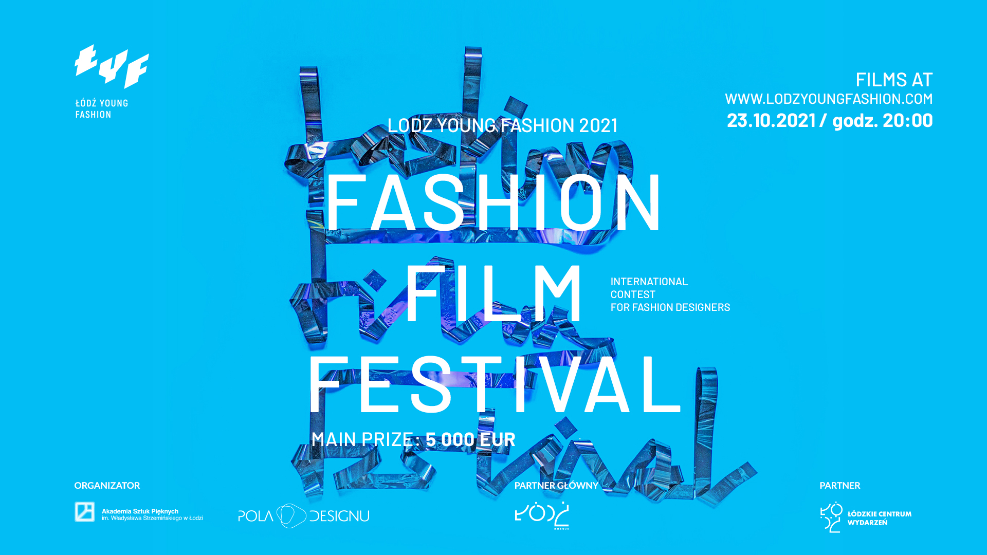 W centrum jaskrawego błękitu poziomego prostokąta biały napis wielkimi literami: FASHION FILM FESTIVAL, który powtórzono pod spodem, formując pisane litery granatową  taśmą, odbijającą na sobie refleksy światła na gładkiej powierzchni. Poniżej mniejszym rozmiarem białej czcionki: MAIN PRIZE: 5 000 EUR. W lewym górnym rogu umieszczono logo Łódź Young Design, po prawo FILMS AT WWW.LODZYOUNGFASHION.COM  23.10.2021 godz. 20.00. W dolnym marginesie umieszczono logotypy organizatorów.