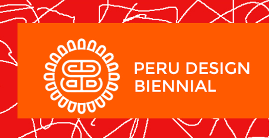 Pomarańczowy poziomy prostokąt z białym logo i napisem: PERU DESIGN BIENNIAL