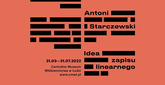 Jasno pomarańczowe tło pionowego plakatu z podkreślonymi grubą, nierównomiernie przerywaną  czarną linią napisami: Antoni Starczewski, Idea zapisu linearnego, 31. 03 – 31. 07. 2022